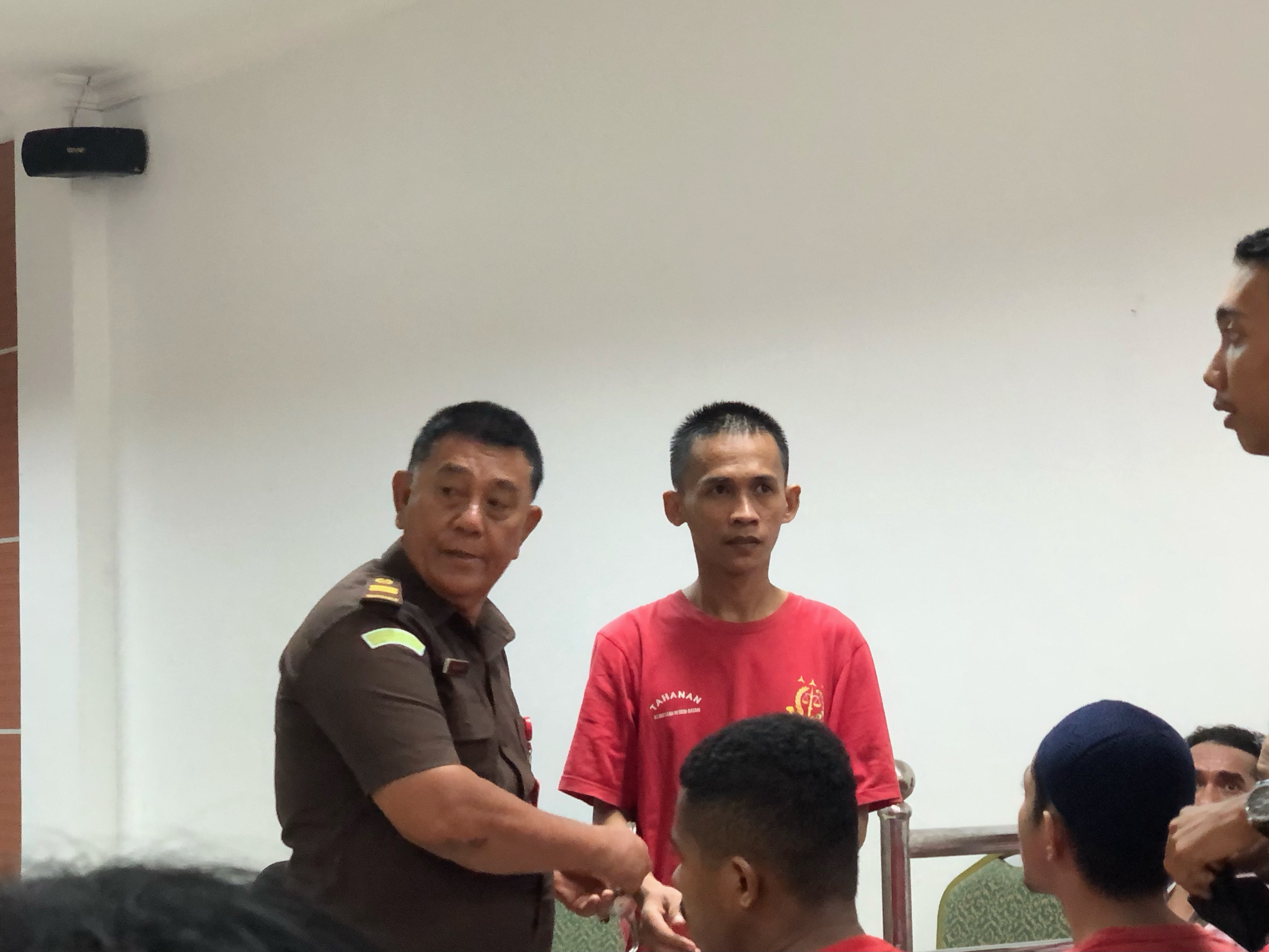 Rizky Jaya Putra, terdakwa kasus penipuan berkedok jual beli pakaian bekas secara daring saat di Pengadilan Negeri Batam.