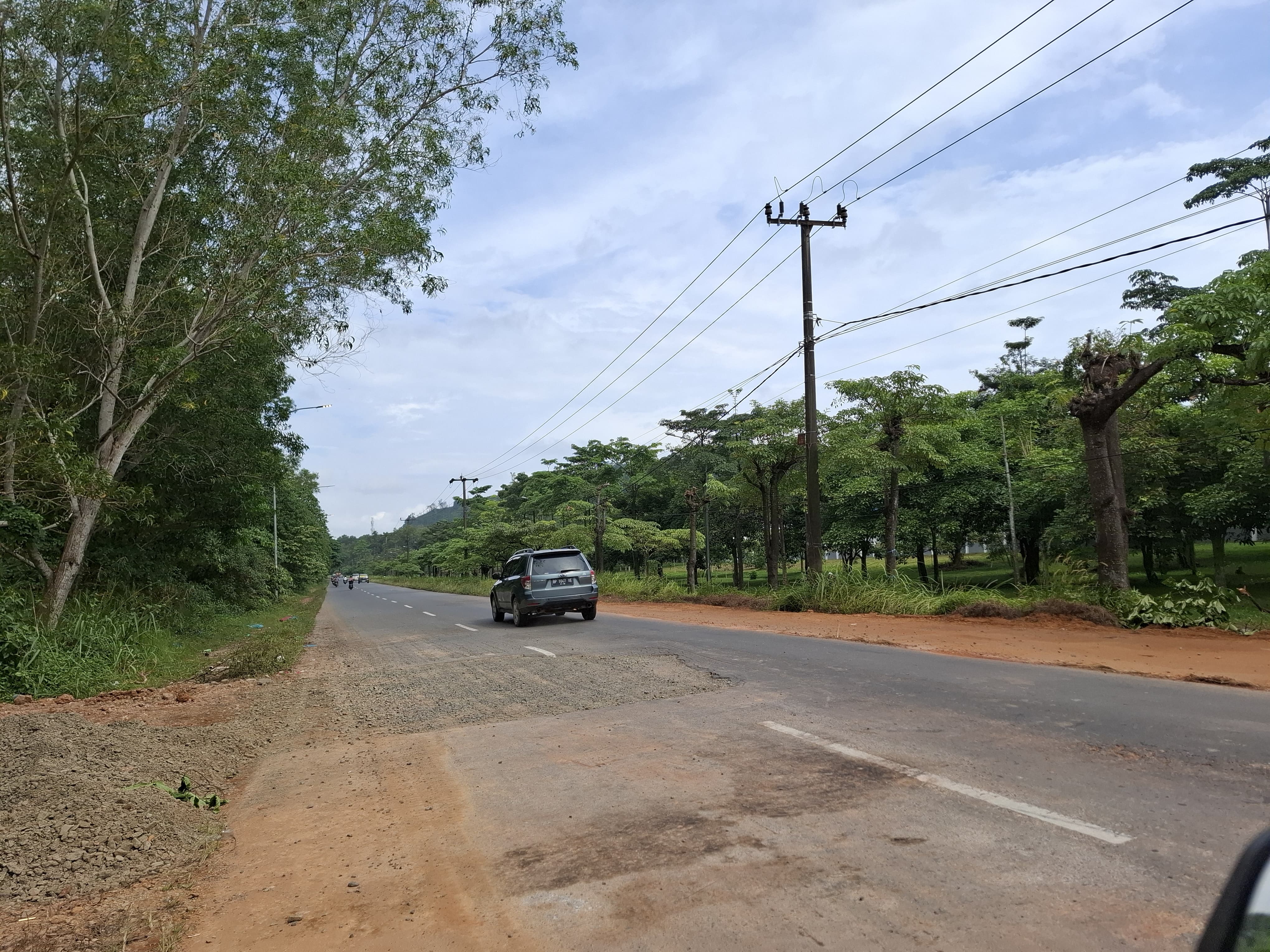 Jalan S Parman Seibeduk mulai diperbaiki.