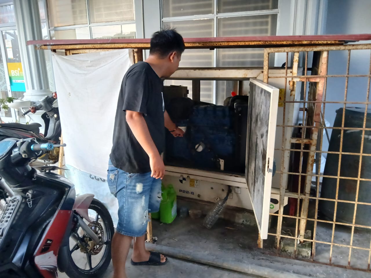 Salah satu warga sedang menghidupkan mesin genset pribadi imbas defisit listrik di Pulau Siantan, Anambas.
