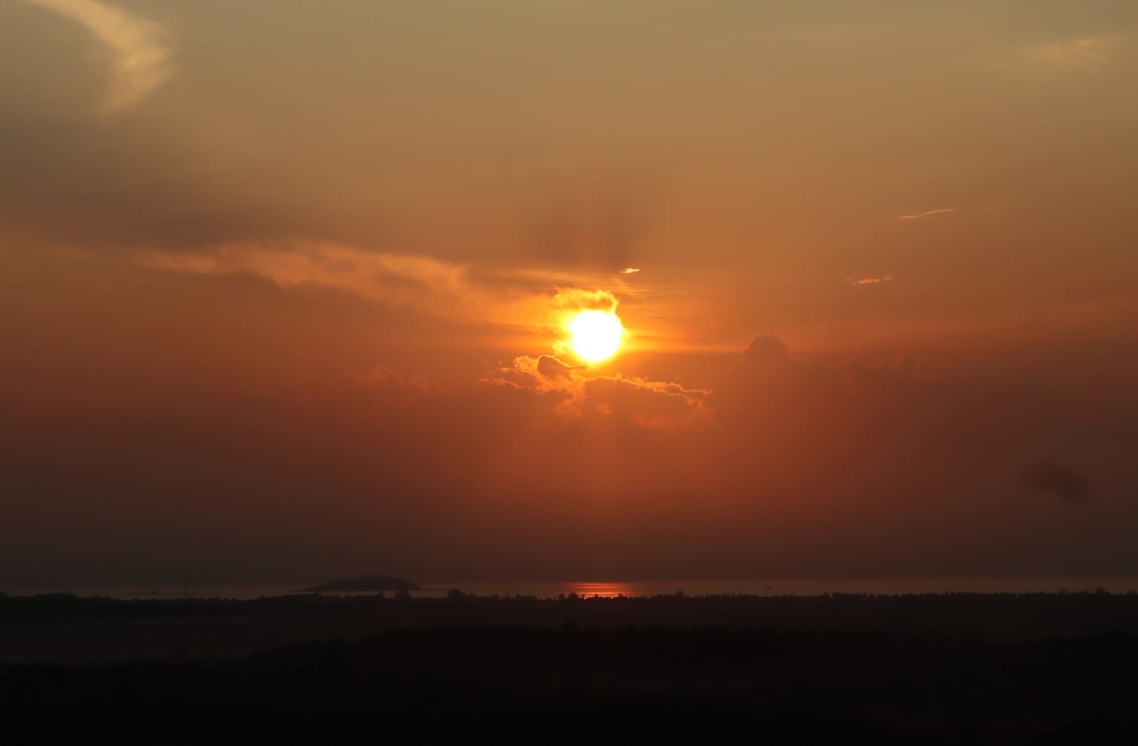 Momen matahari terbenam di Bukit Senja Toapaya Asri Kabupaten Bintan.
