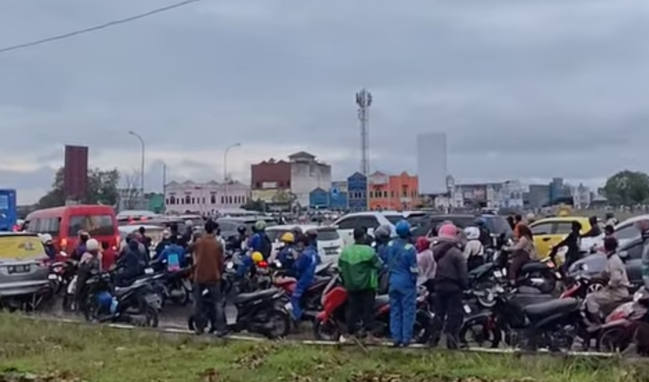 Kemacetan di Simpang Basecamp, Batuaji masih jadi pemandangan sehari hari.