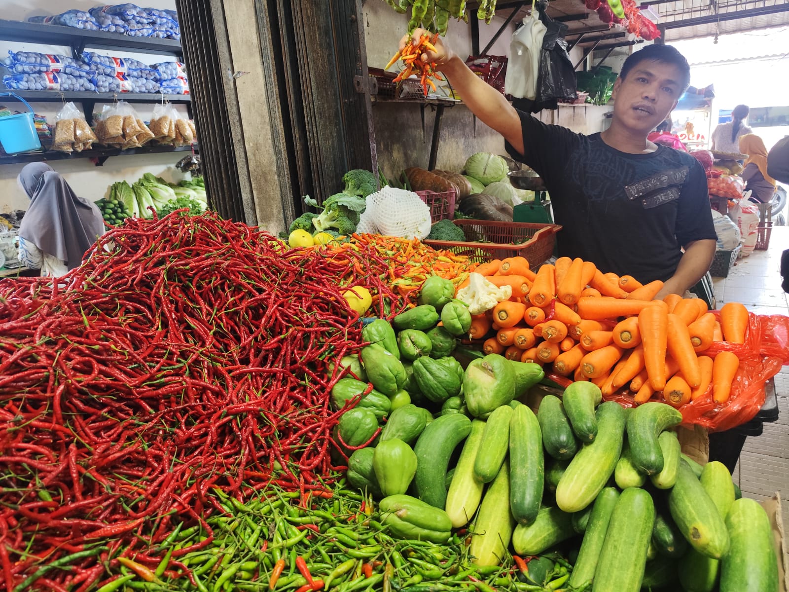 Pedagang Pasar Bintan Center Tanjungpinang menunjukan harga cabai yang mengalami kenaikan, Senin (4/8).