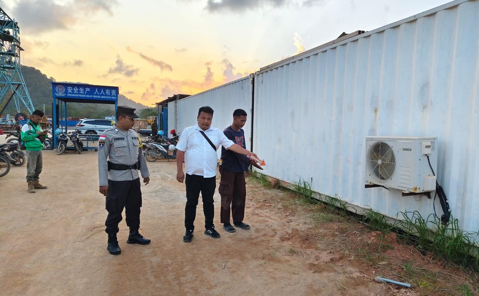 Polisi melakukan olah TKP hilangnya sepeda motor pekerja subkon PT. BAI di parkiran kawasan tersebut.