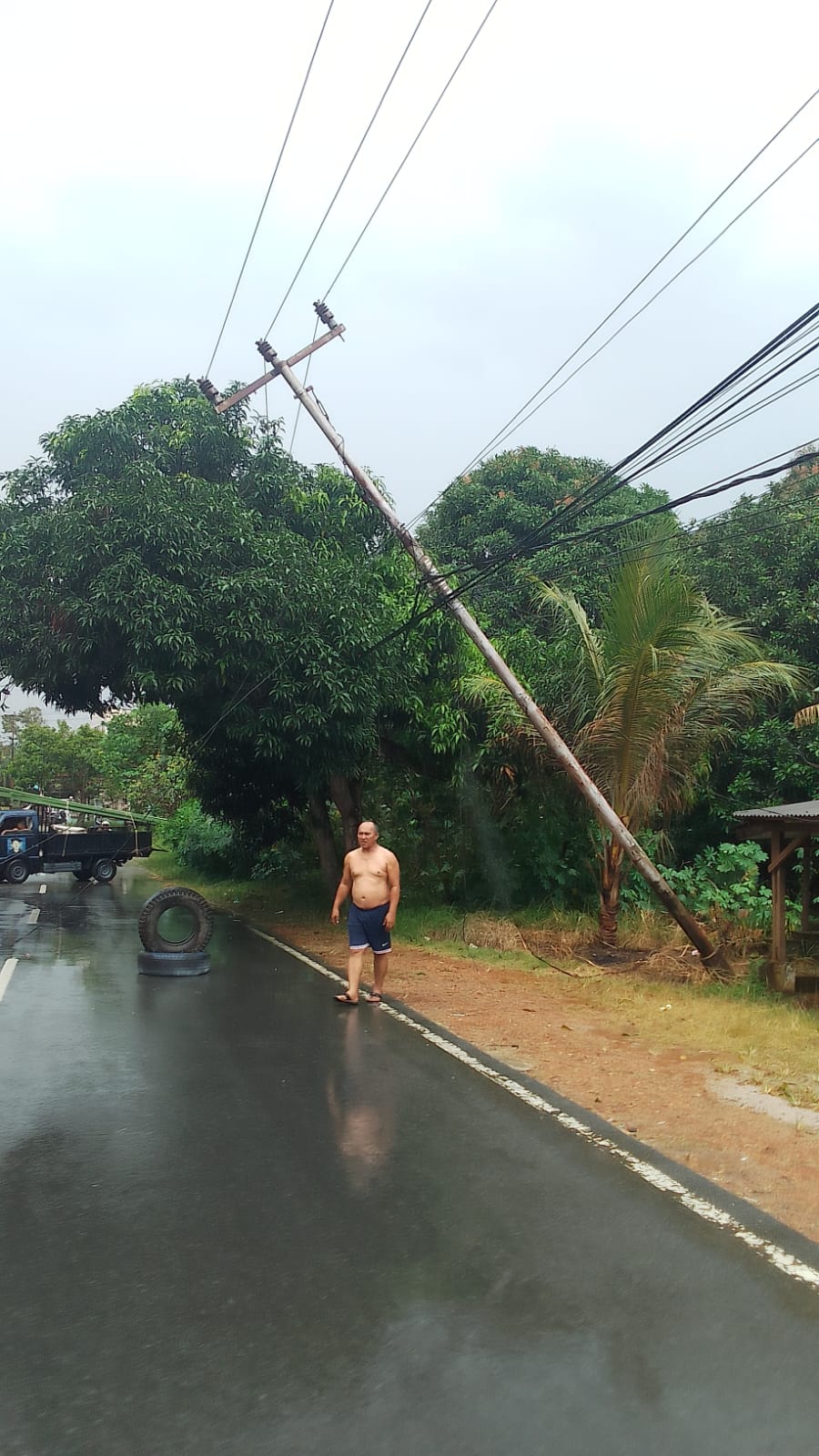 Tiang PLN miring dan nyaris tumbang di dekat Dahope, Tanjunguban, Kecamatan Bintan Utara, pada Minggu (3/8/2025) siang.