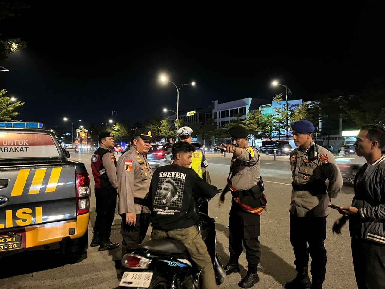 Personel Polresta Barelang saat melakukan patroli guna mencegah aksi premanisme dan penyakit masyarakat, Sabtu (2/8) dini hari.
