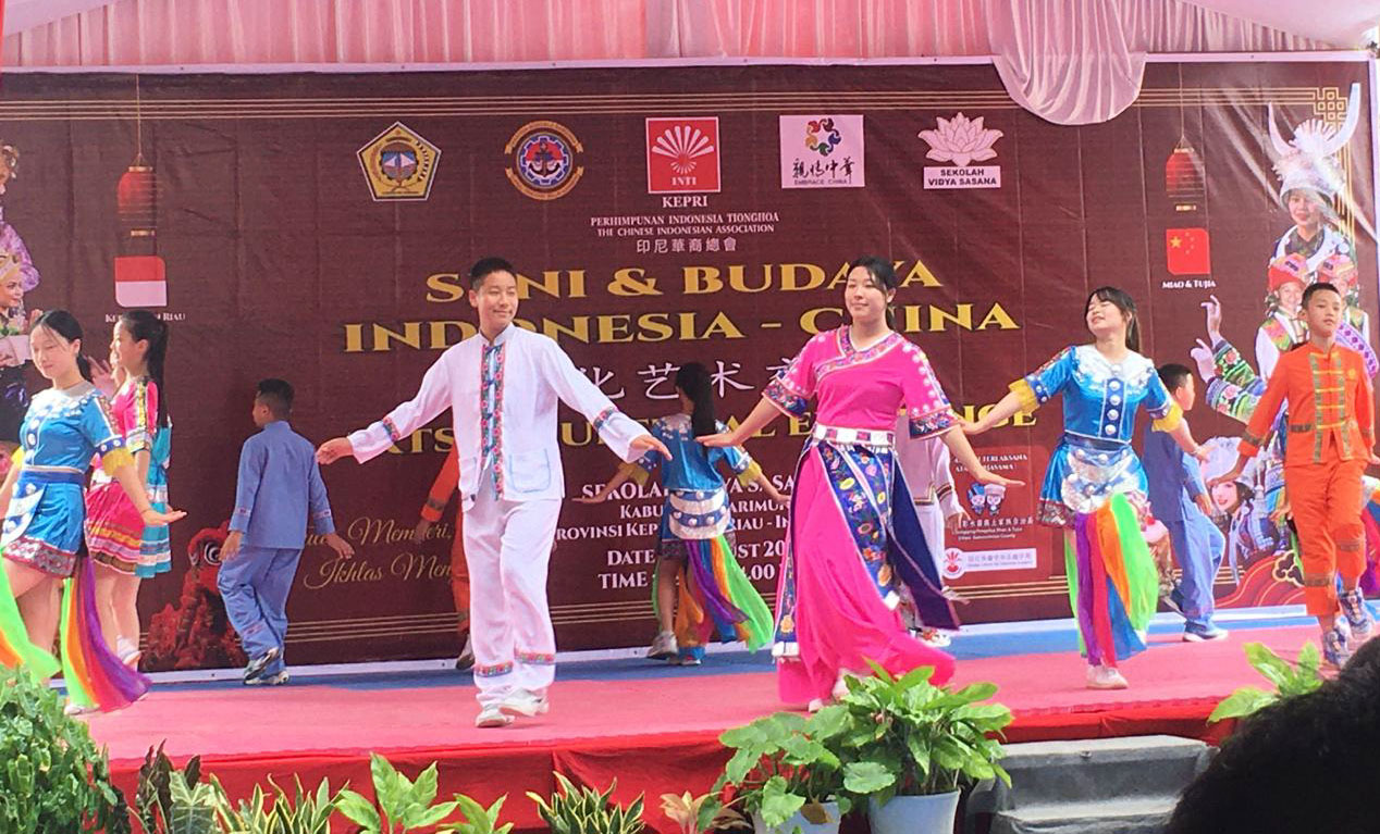 Pertukaran seni dan budaya Indonesia-China bekerjasama dengan INTI Kepri wilayah Karimun salah tarian chai hua san.
