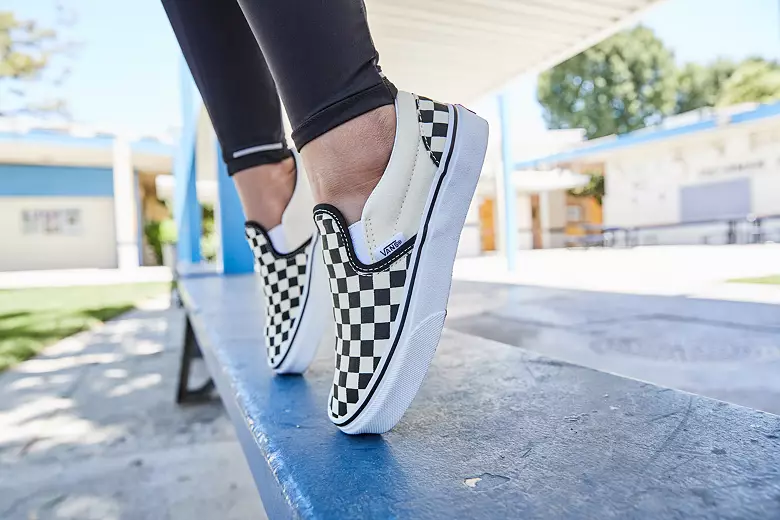 TAMPILAN sepatu Vans motif Checkerboard.