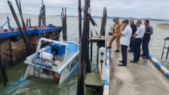 Wakil Bupati Karimun, Rocky Marciano Bawole melihat kondisi kapal Karimun 2 yang tenggelam di Dermaga Pinang Sebatang.