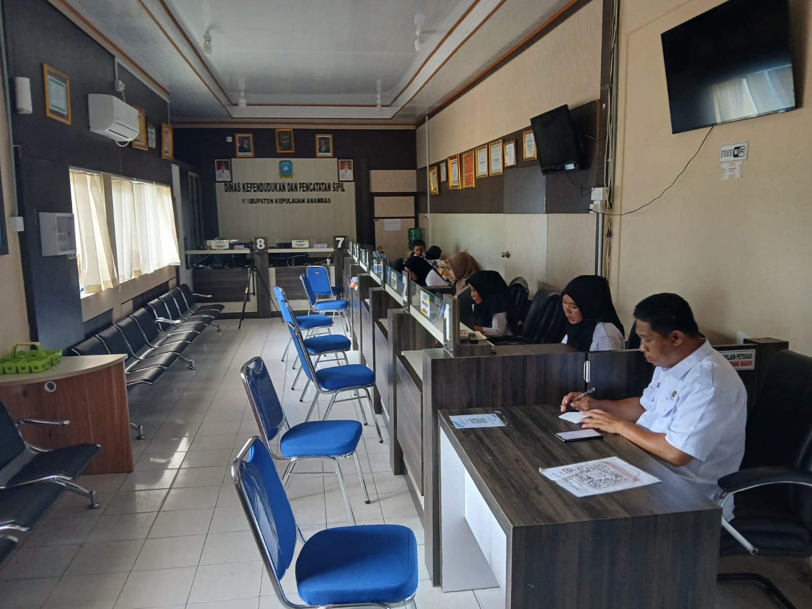 Suasana pelayanan di Disdukcapil Anambas lengang karena mati lampu.