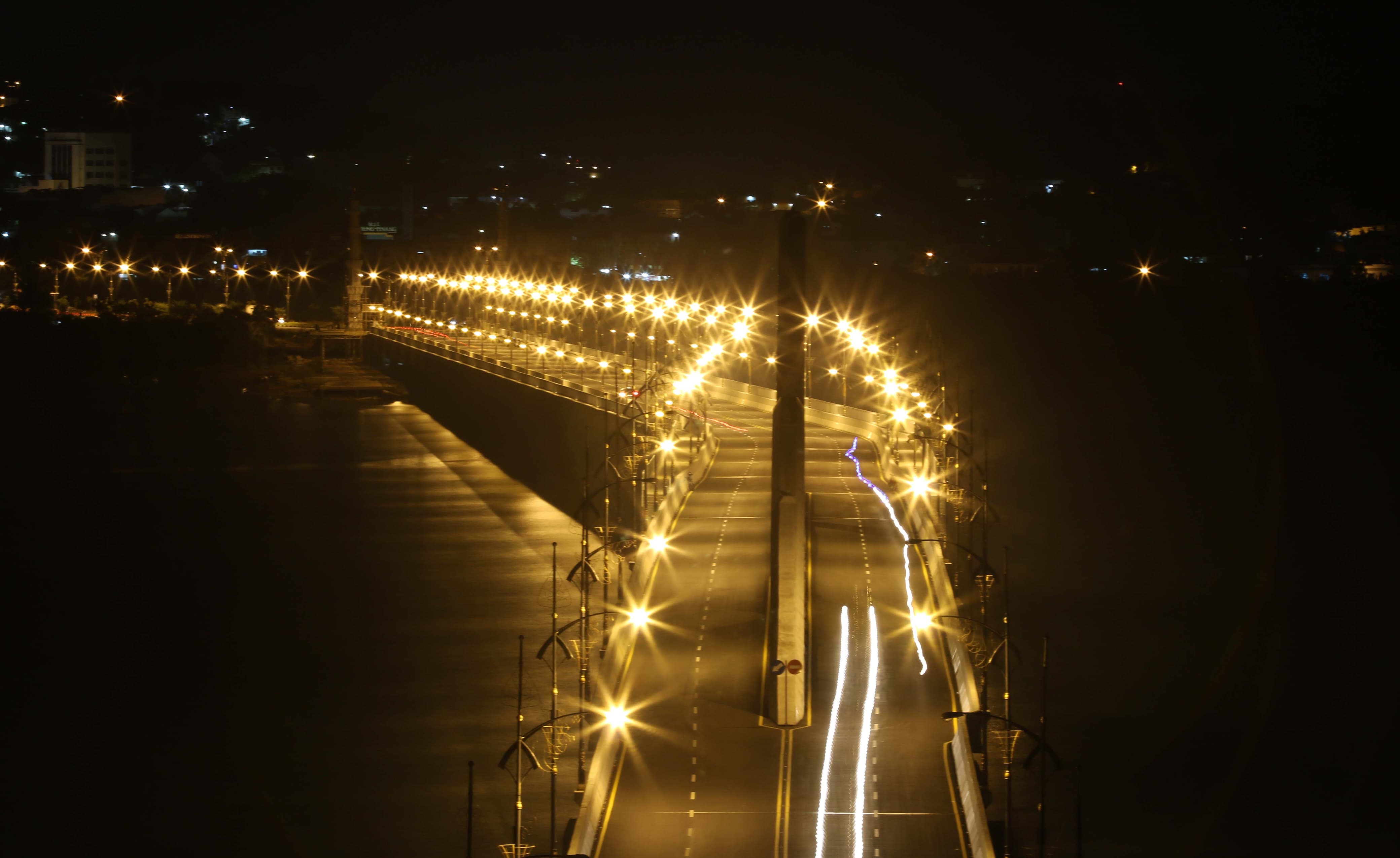 Suasana malam di Jembatan Dompak Tanjungpinang.