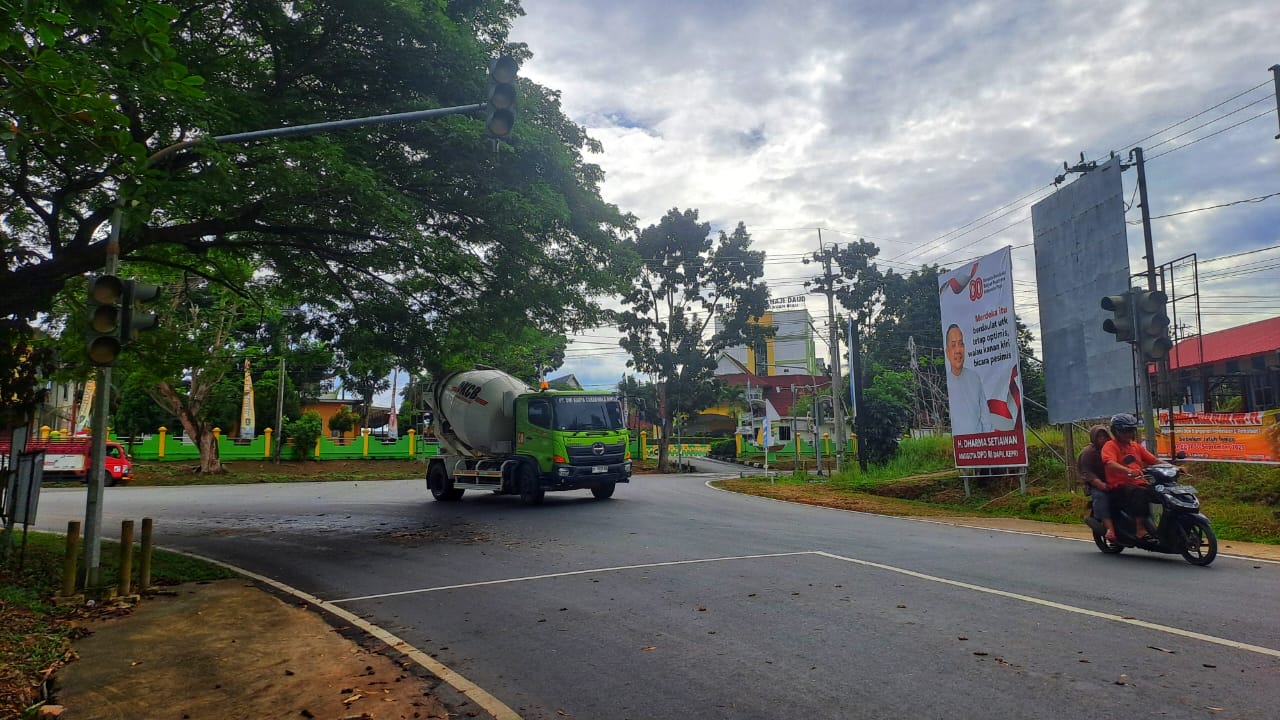 Lampu lalu lintas yang berada di Simpang depan RSJKO EHD Tanjunguban terlihat tidak menyala, Selasa (5/8/2025).