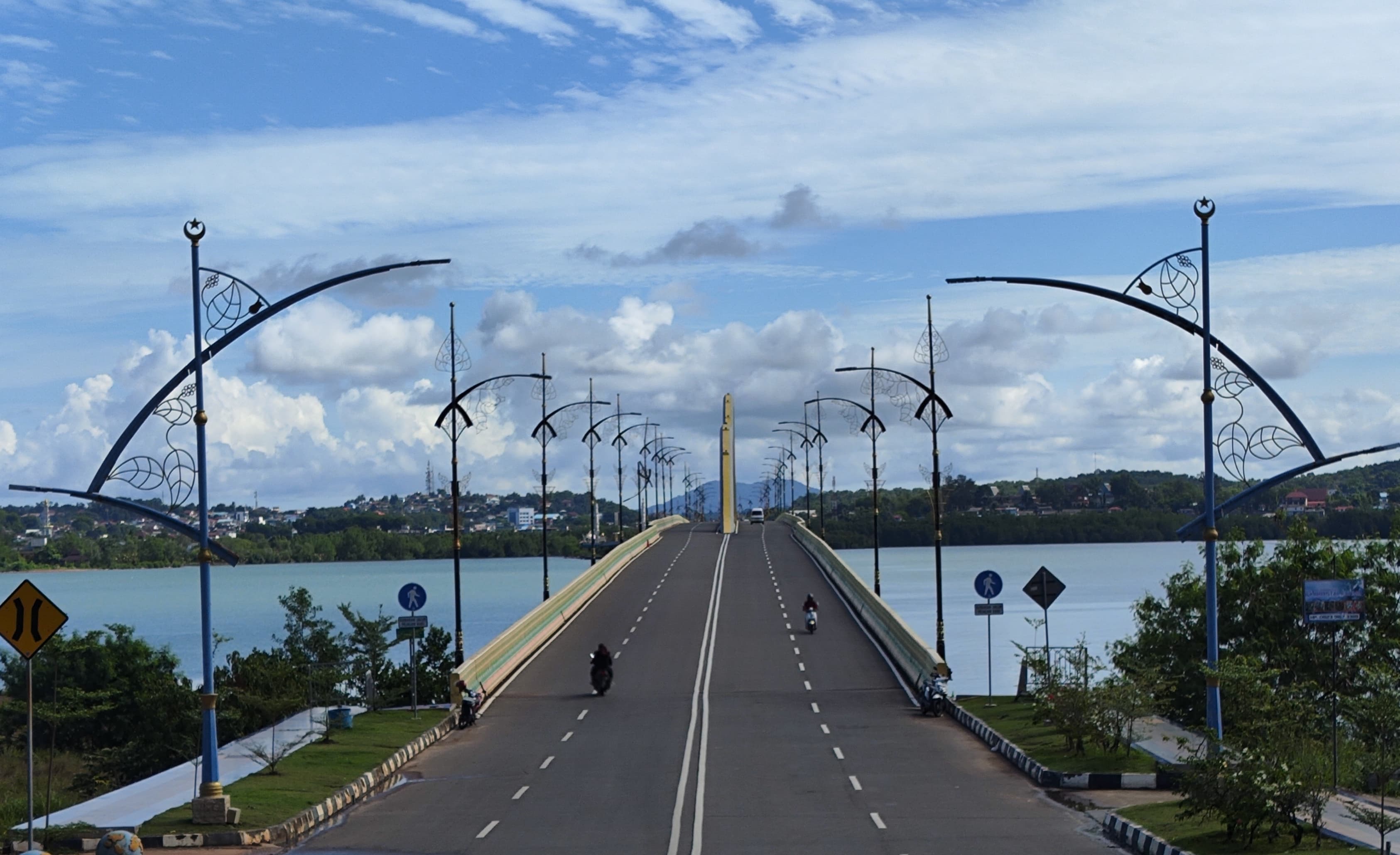Suasana siang di Jembatan Dompak Tanjungpinang.