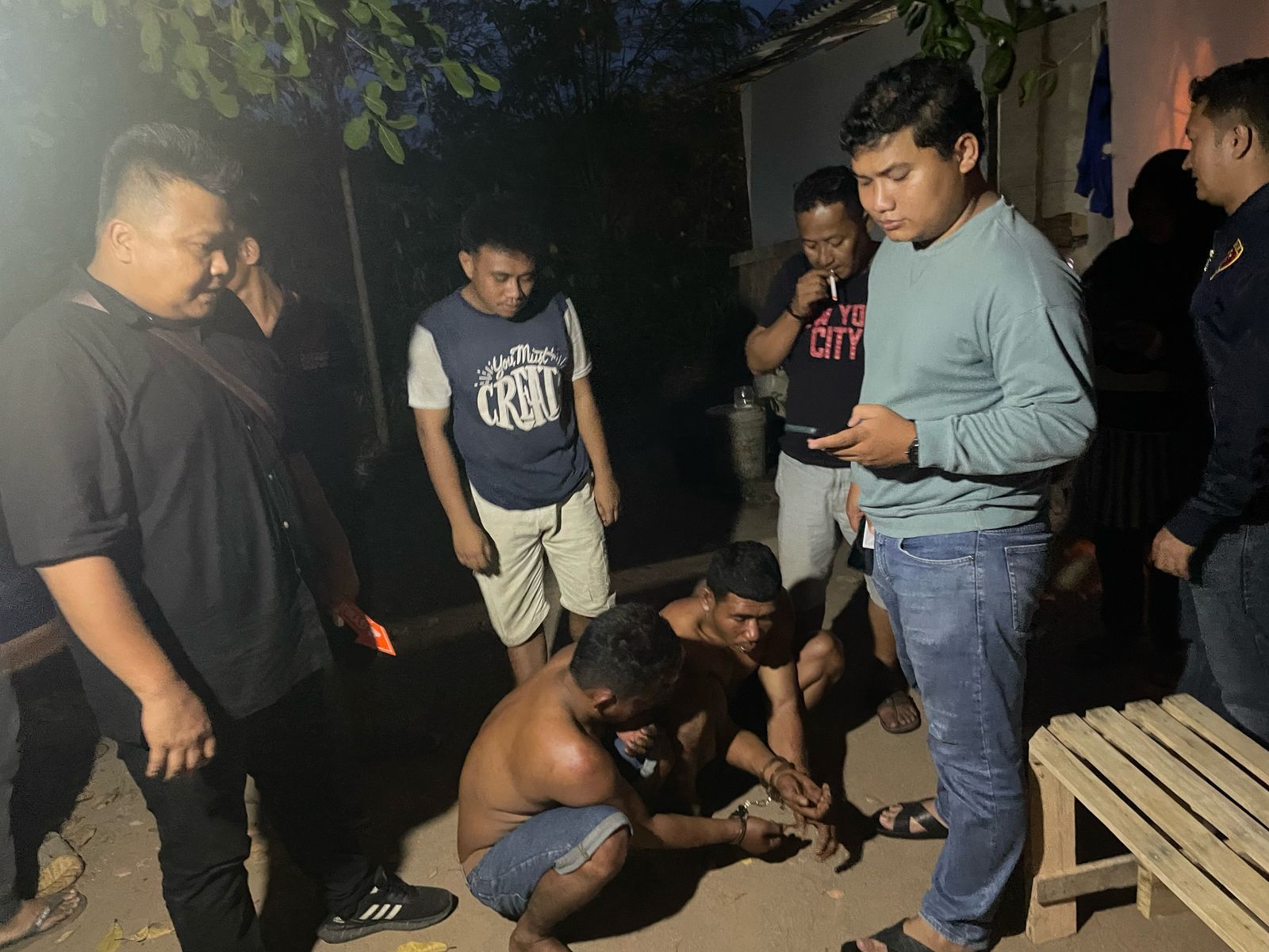 Dua orang pelaku setelah diamankan warga karena melakukan pencurian di Kampung Kawal Pantai, Kecamatan Gunung Kijang pada Senin (4/8/2025) dini hari.