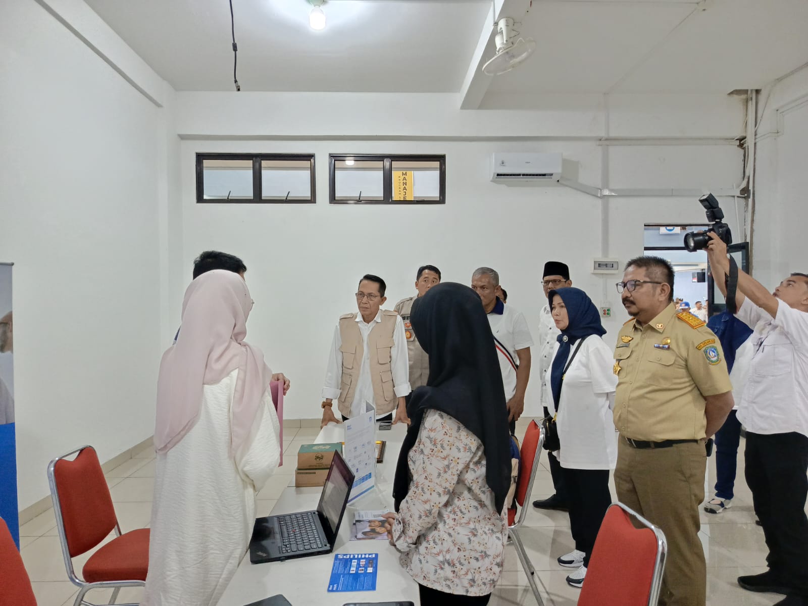 Walikota Batam Amsakar saat meninjau proses wawancara pelamar di Job Fair Batam 2025.