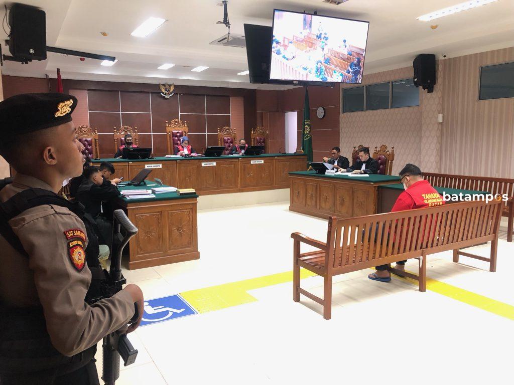Satria Nanda, mantan Kepala Satuan Narkoba Polresta Barelang, saat menjalani  sidang di Pengadilan Negeri Batam, Senin (2/6).