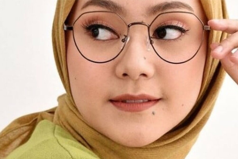 ILUSTRASI. Kacamata frame kotak sangat cocok untuk pemilik wajah bulat.