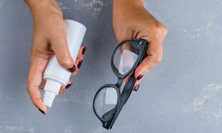 ILUSTRASI. Cara membersihkan kacamata yang benar.