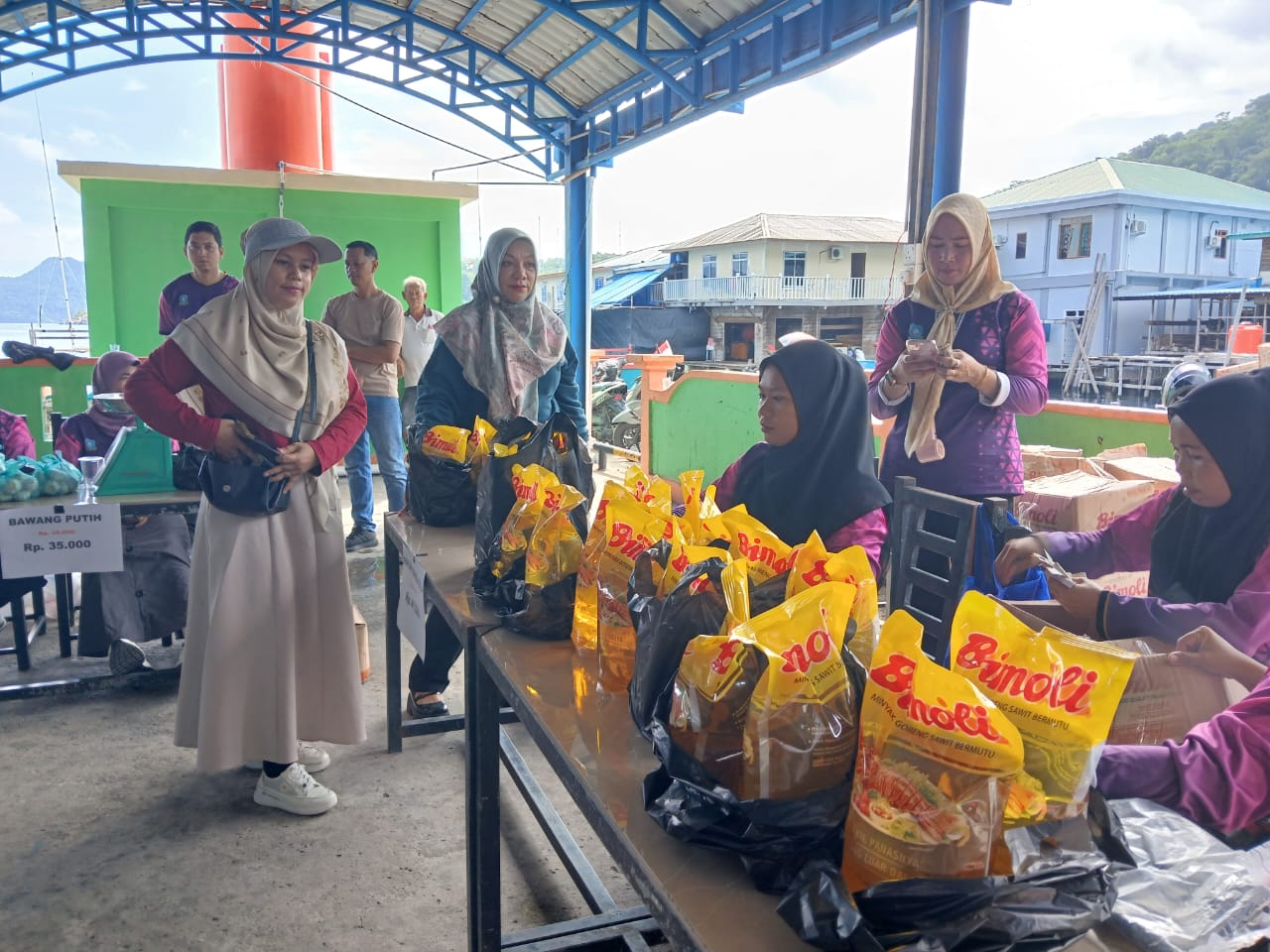 Operasi pasar murah yang digelar Pemkab Anambas di Desa Tarempa Barat disambut antuasis oleh masyarakat.