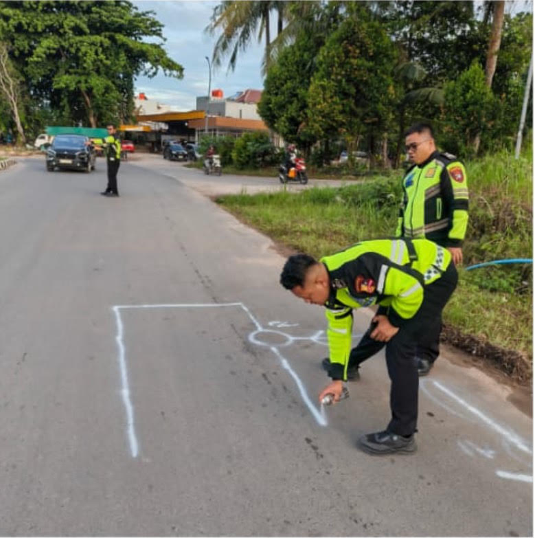 Polisi saat melakukan olah TKP kecelakaan yang menewaskan 1 pelajar SMP.