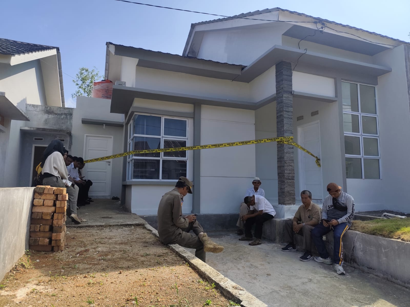 Seorang mahasiswa berinisial HF ditemukan meninggal gantung diri di Rumahnya yang berlokasi di Perumahan Mahkota Alam Raya, Kamis (7/8).