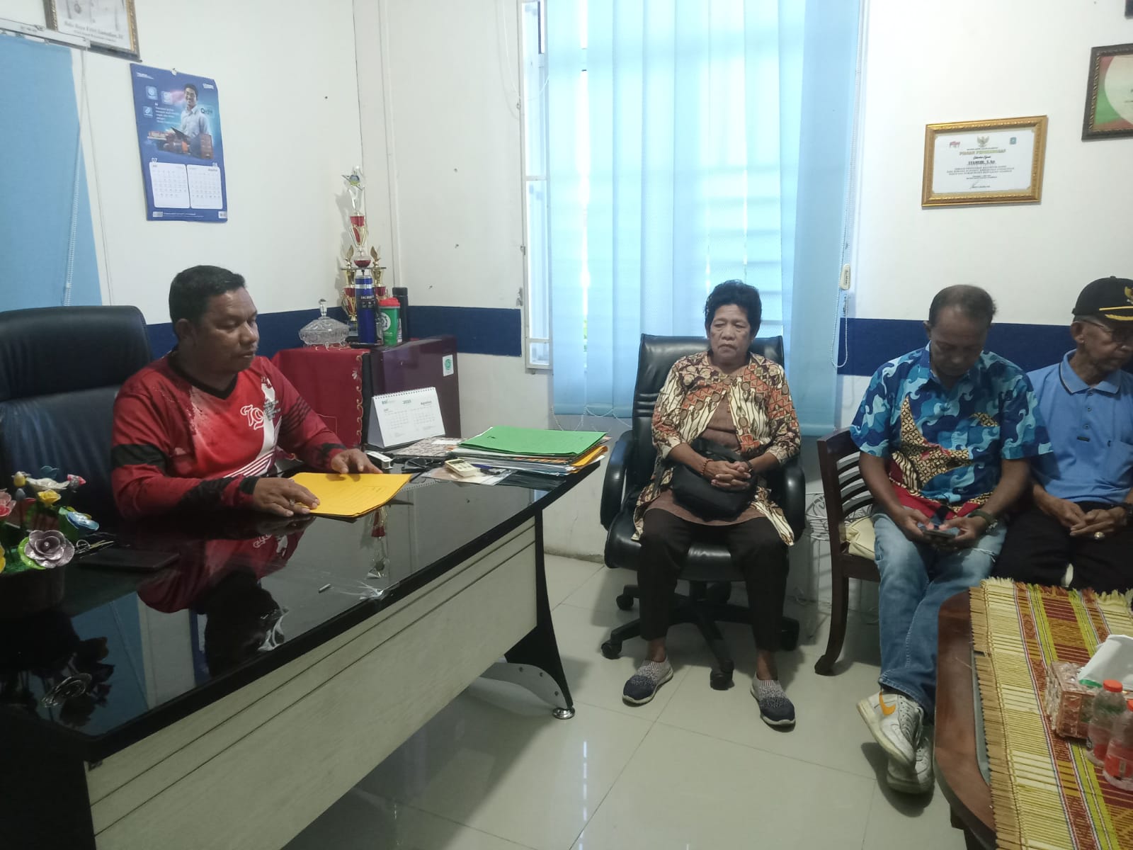 Lurah Tarempa, Syamsir saat memimpin rapat persiapan permainan rakyat dalam rangka HUT RI ke 80 tahun.