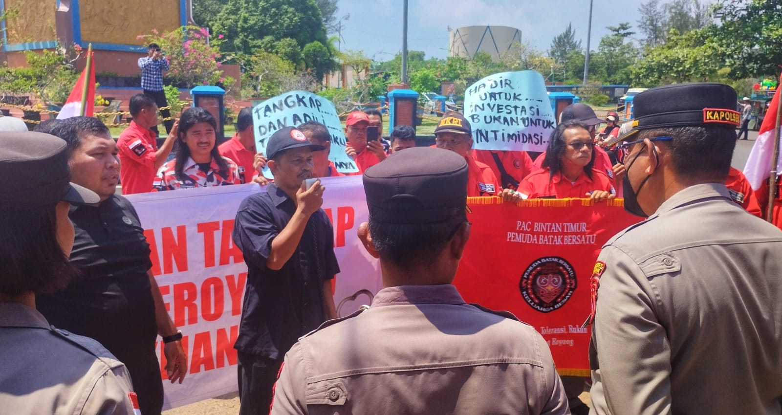 Masyarakat mengatasnamakan Aliansi Peduli Aktivis Pulau Bintan melaksanakan aksi di Polsek Bintan Timur di Kijang, Kecamatan Bintan Timur, Kamis (7/8/2025).