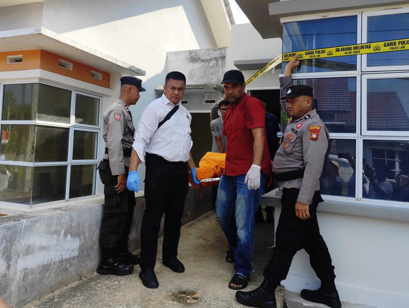 Jasad HF (26) saat dievakuasi oleh Tim Inavis Polresta Tanjungpinang, Kamis (7/8).