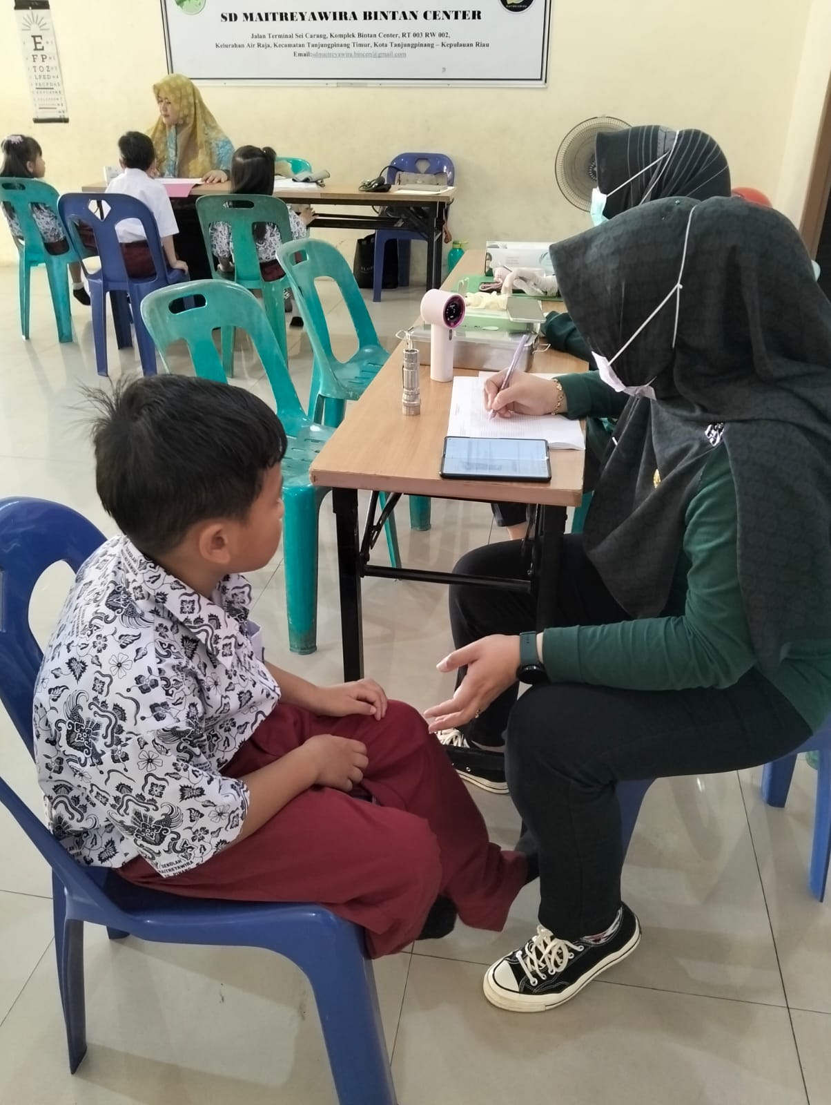 Pelajar SD di Tanjungpinang saat menjalani pemeriksaan kesehatan gratis, Jumat (8/8).