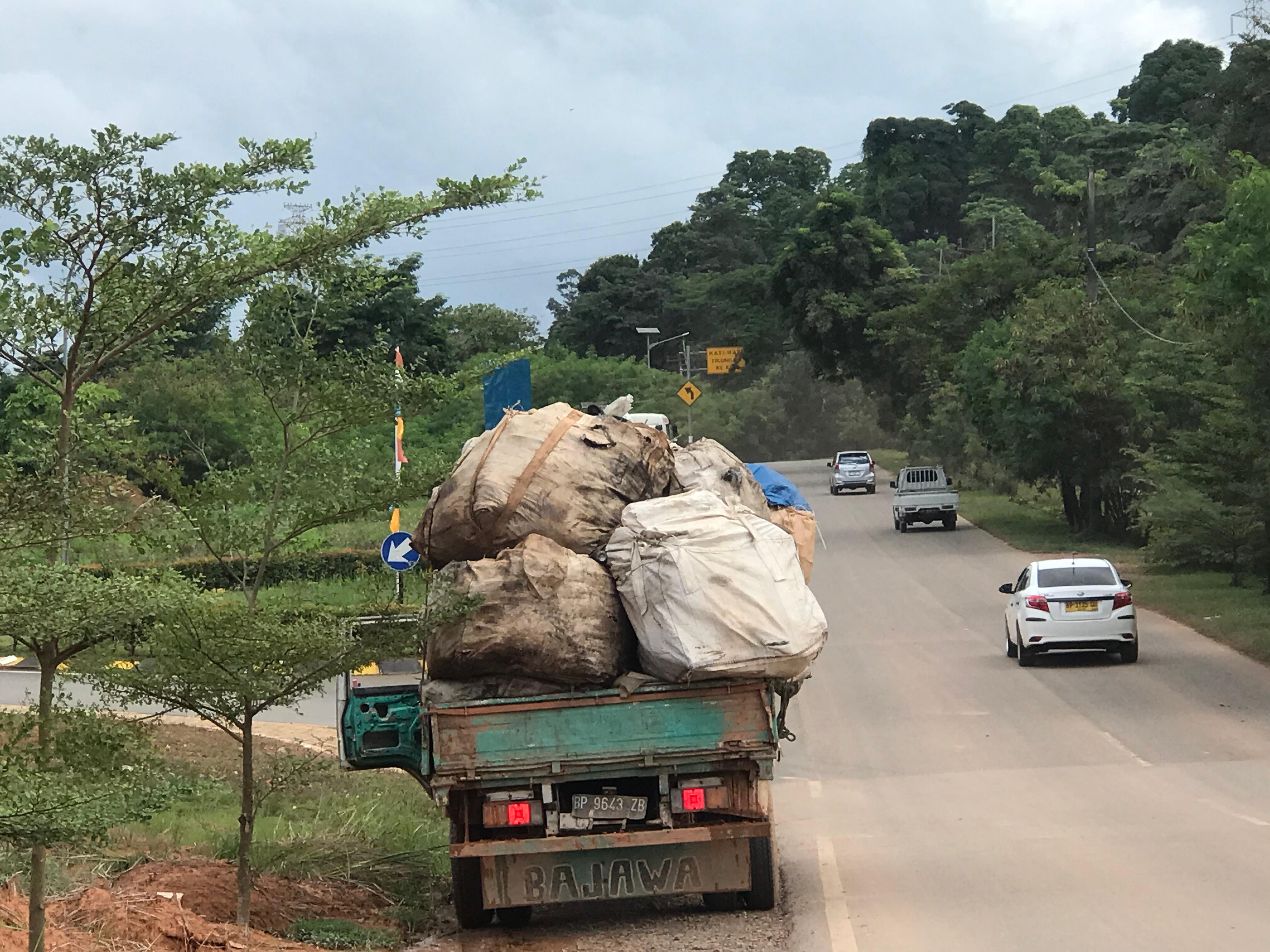 Truk kelebihan muatan di jalan raya Batam.