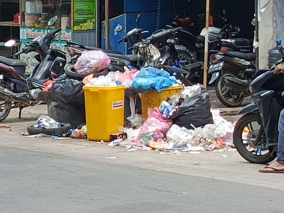Sampah meluber dari tong sampah di pertokoan depan RSUD Embung Fatimah Batam di Batuaji.