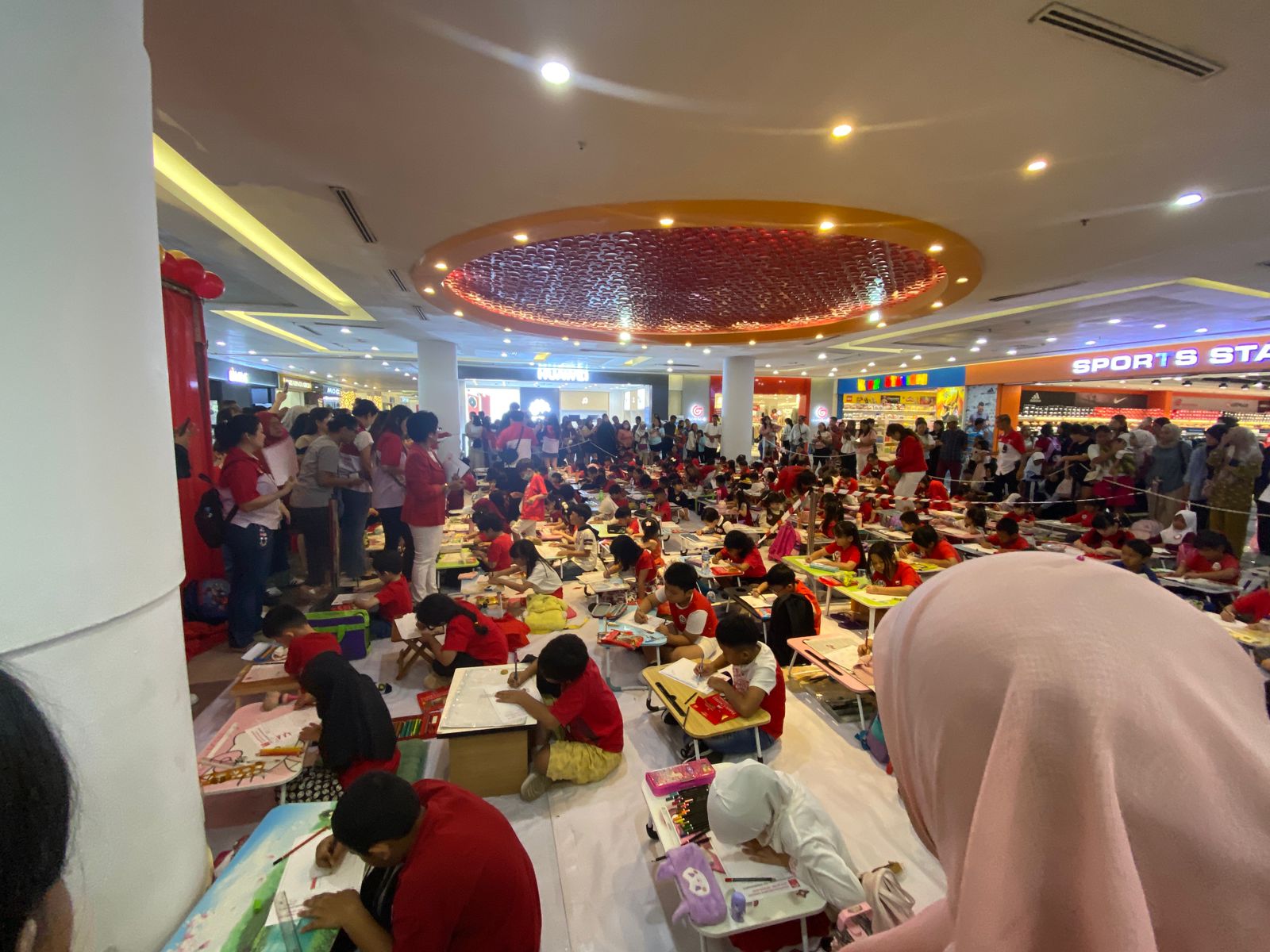 Lomba menggambar dan mewarnai yang diikuti puluhan peserta.
