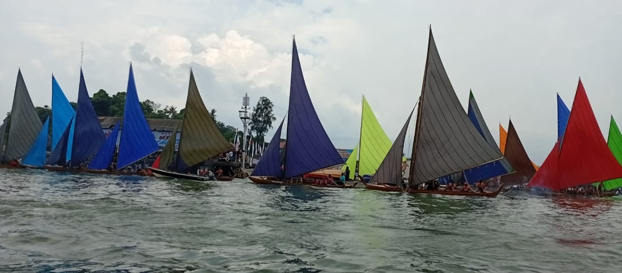 Sampan layar saat ambil bagian dalam lomba.