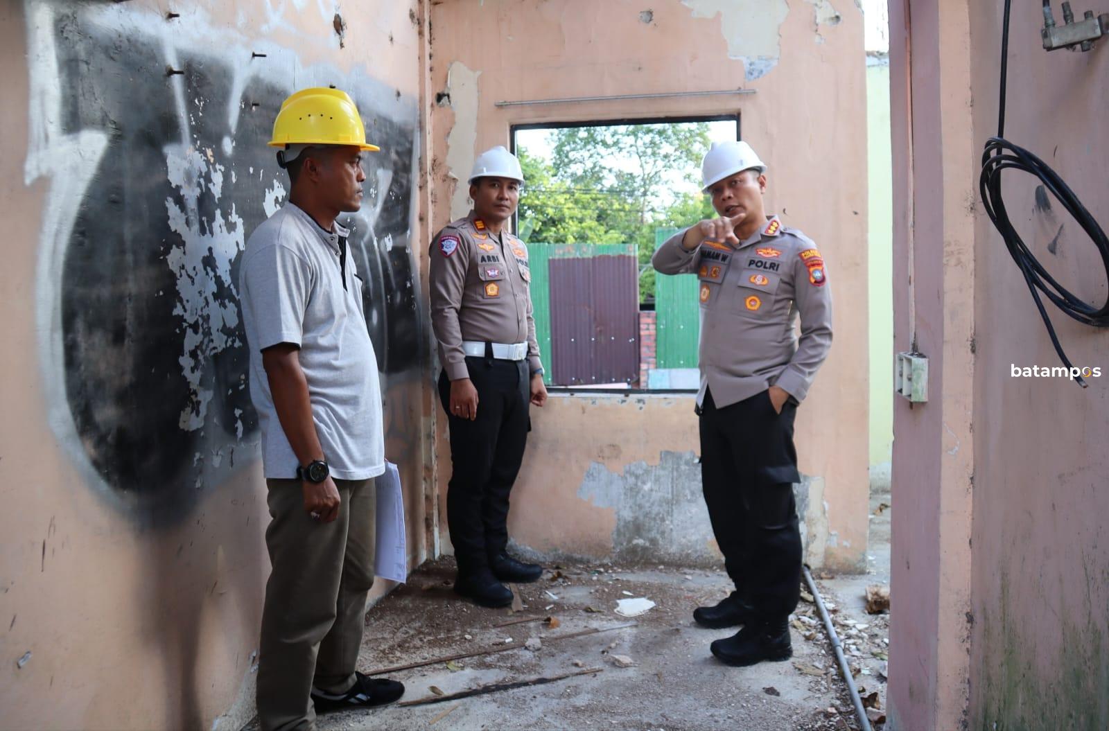 Kapolresta Tanjungpinang Kombes Hamam Wahyudi mengecek bangunan gedung eks asrama polisi untuk dijadikan gedung SPPG.