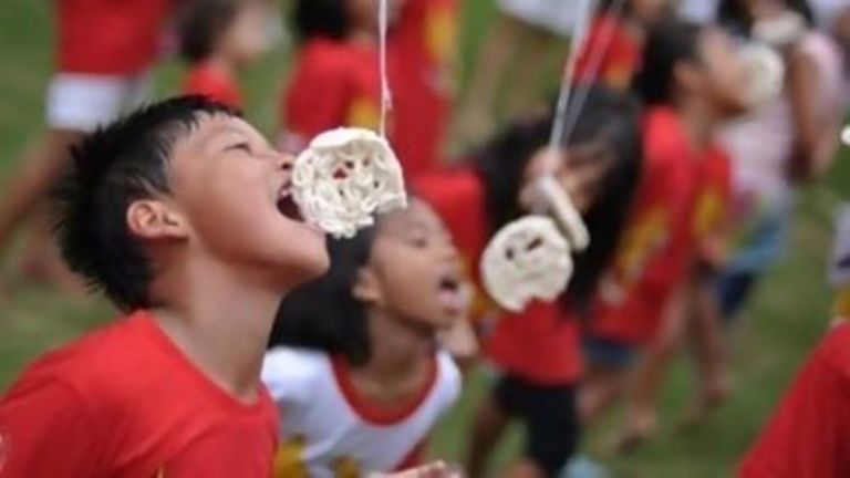 ILUSTRASI. Lomba makan kerupuk, selalu mewarnai setiap perayaan HUT Kemerdekaan RI.