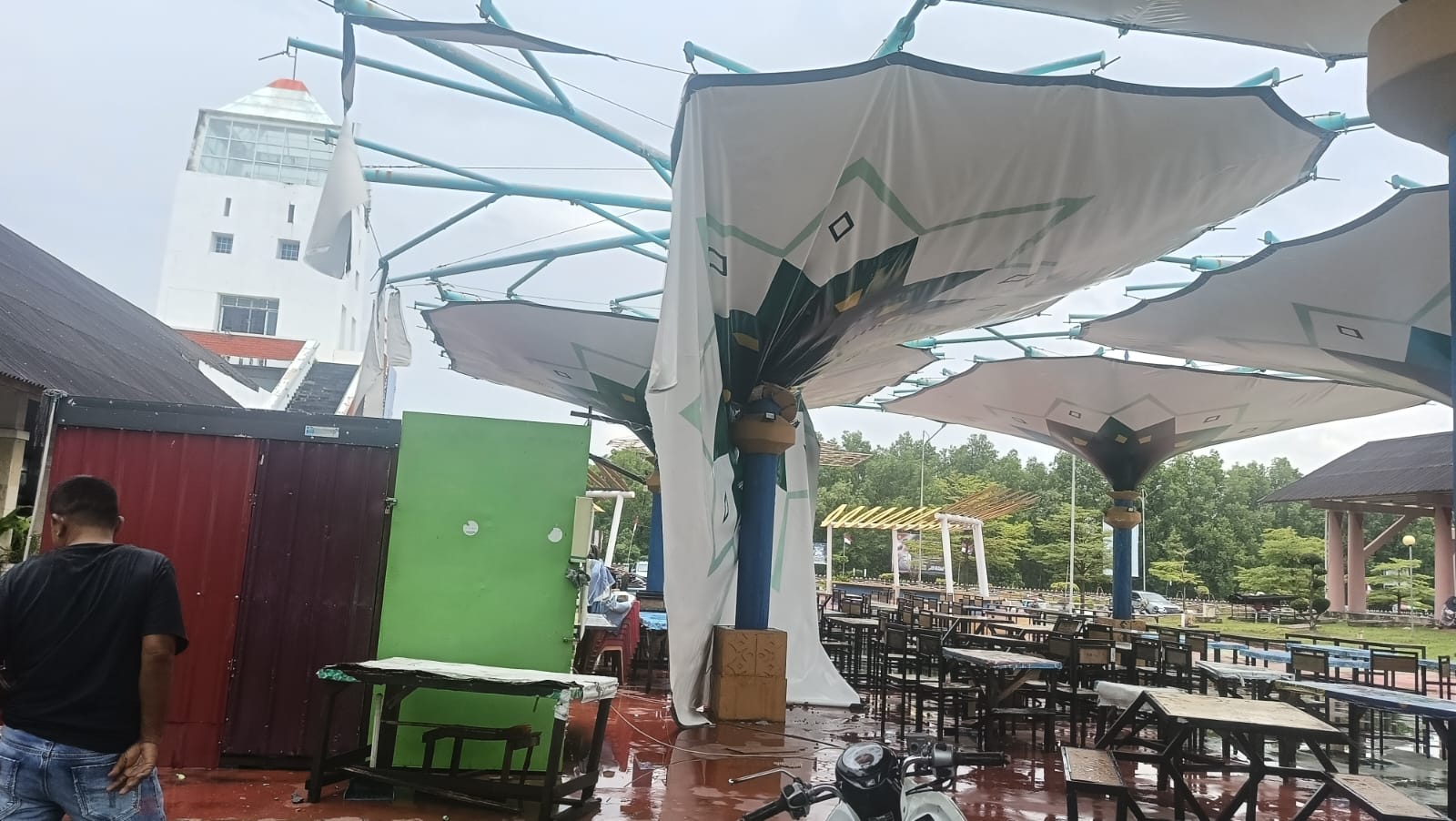 Satu payung membran di pusat jajanan kuliner hall A Coastal Area roboh pada bulan Agustus.
