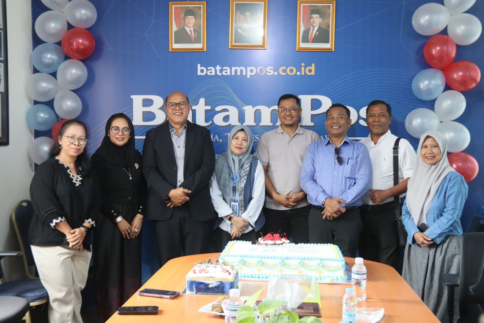 Ketua Kadin Batam Jadi Raja Gukguk bersama jajaran berkunjung ke Batam Pos untuk memberikan ucapan selamat ulang tahun Batam Pos ke- 27, Senin (11/8).