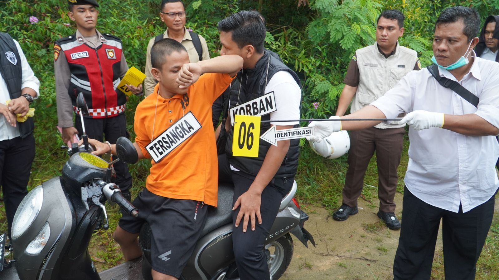 Tersangka Arya Soma ketika masih di atas motor menyikut korban dengan siku kiri.