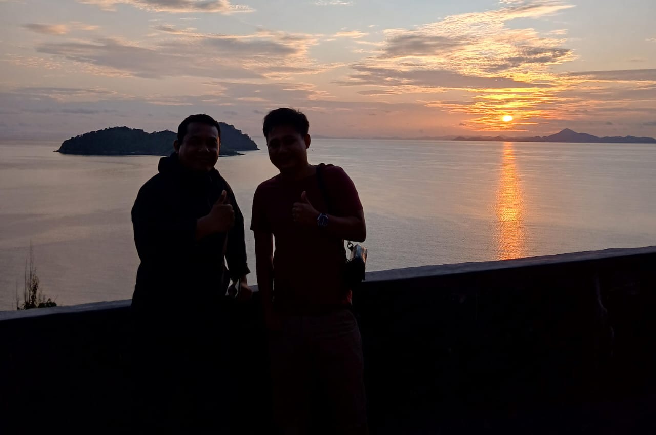 Kapolres Anambas, AKBP I Gusti Ngurah Agung Budianaloka bersama batam pos saat menikmati momen fajar.
