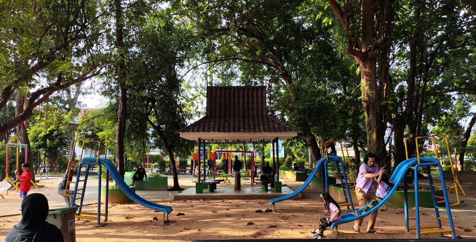 Sejumlah warga menikmati suasana di Taman Pamedan Ahmad Yani Tanjungpinang.