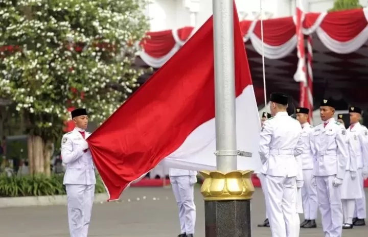 ILUSTRASI pengibaran Bendera Merah Putih.