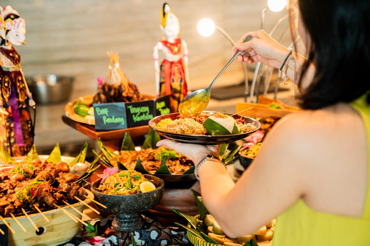 ILUSTRASI tamu mengambil menu dalam momen Sunday Brunch di Marriott Hotel Harbour Bay.