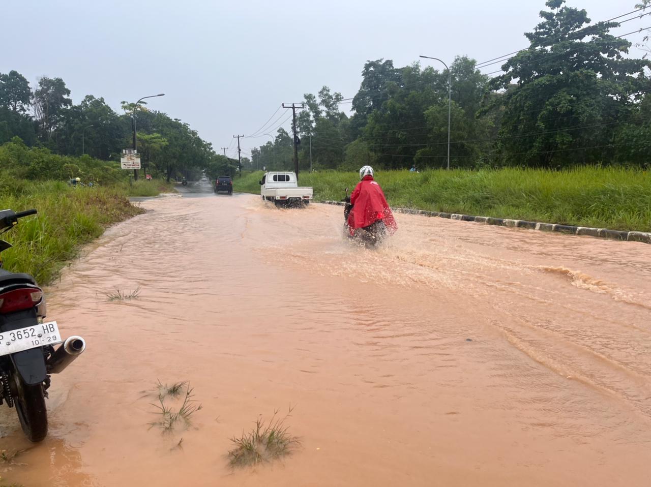 Banjir menggenani  Jalan S. Parman, Seibeduk, Senin (11/8).