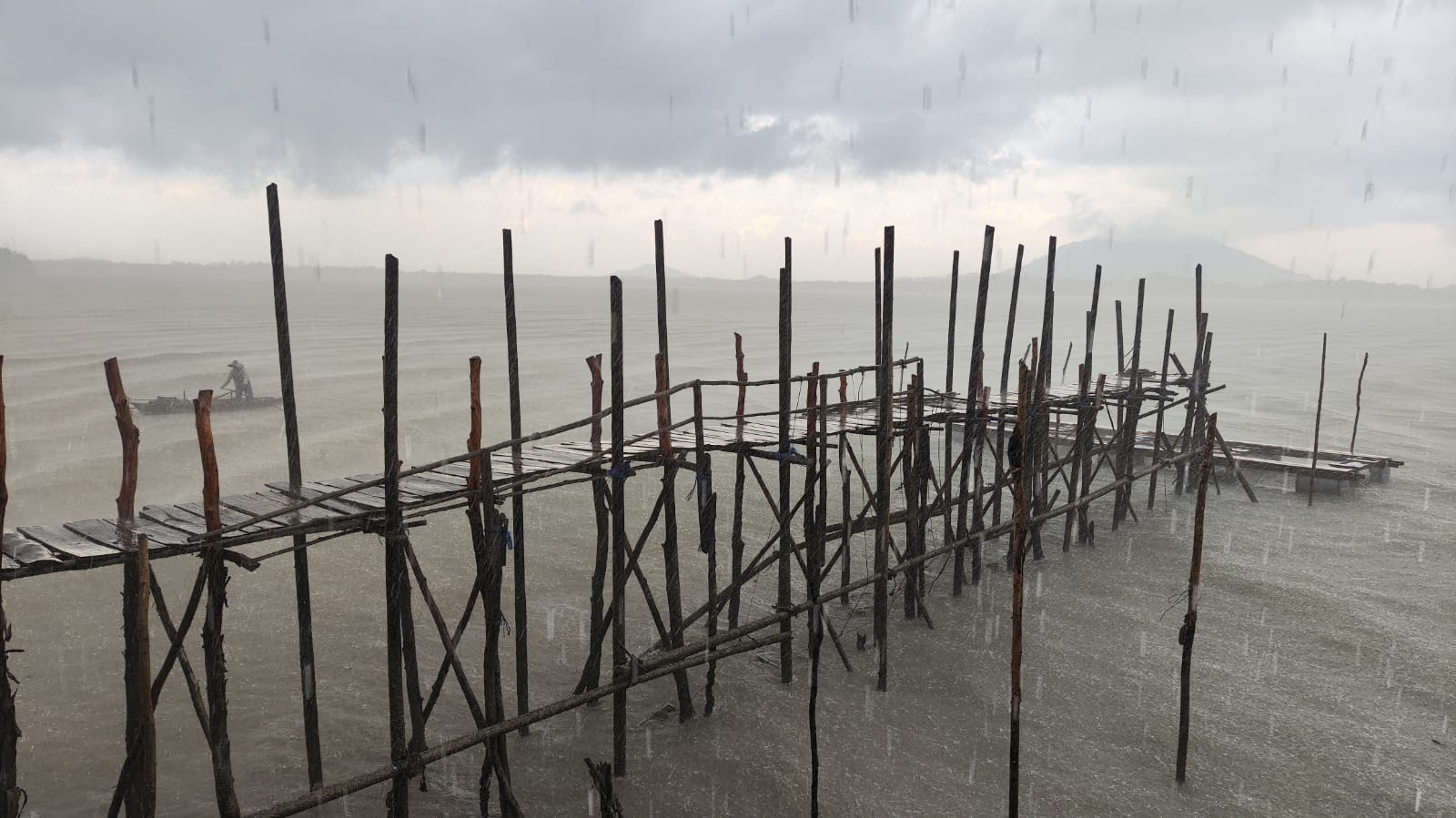 Hujan lebat di kawasan perairan Penaga, Kabupaten Bintan.