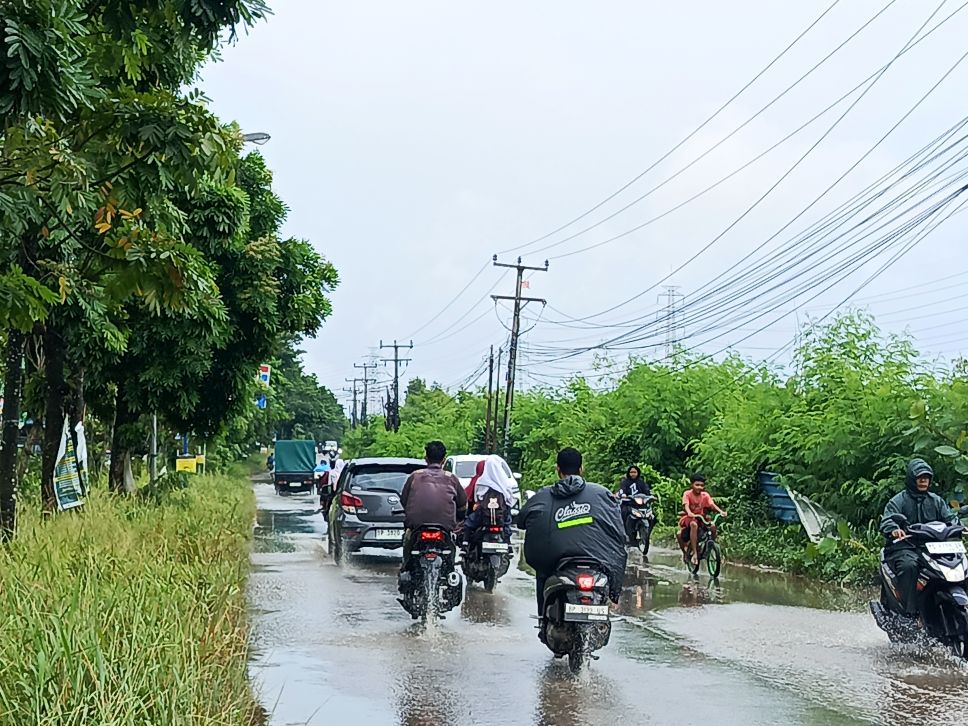 Banjir dan genangan air di jalan Marina City, Batuaji, Senin (11/8).