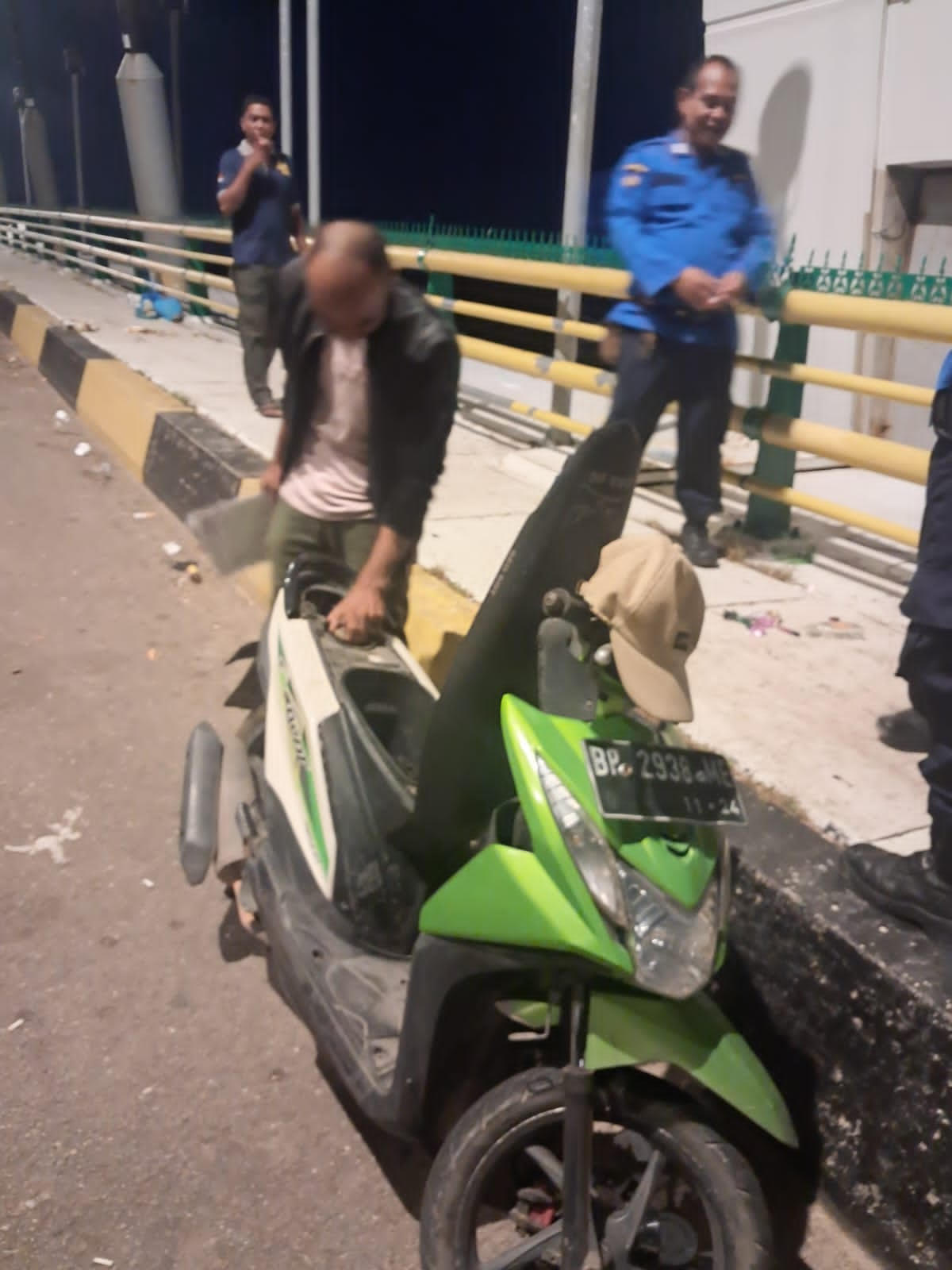 Sepeda motor korban yang meloncat dari jembatan I Barelang.