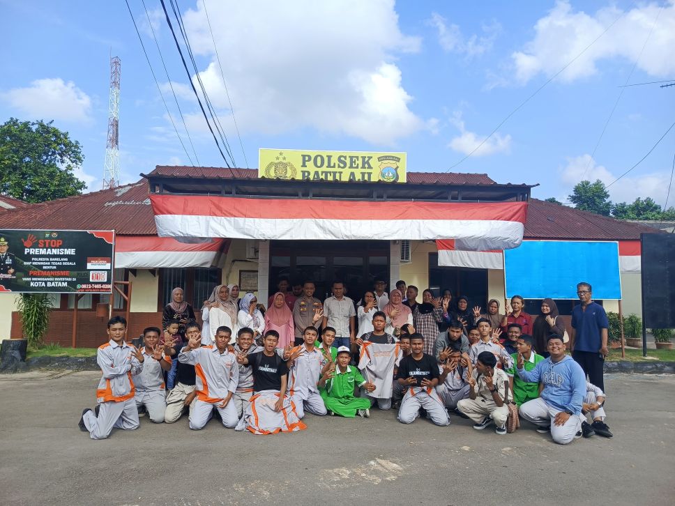 Sejumlah siswa dan orangtua serta guru yang terlibat bentrok sebelumnya berdamai di Polsek Batuaji.