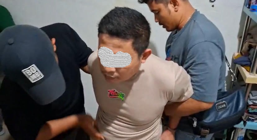 Pelaku penikaman di Batam saat ditangkap polisi di Palembang.