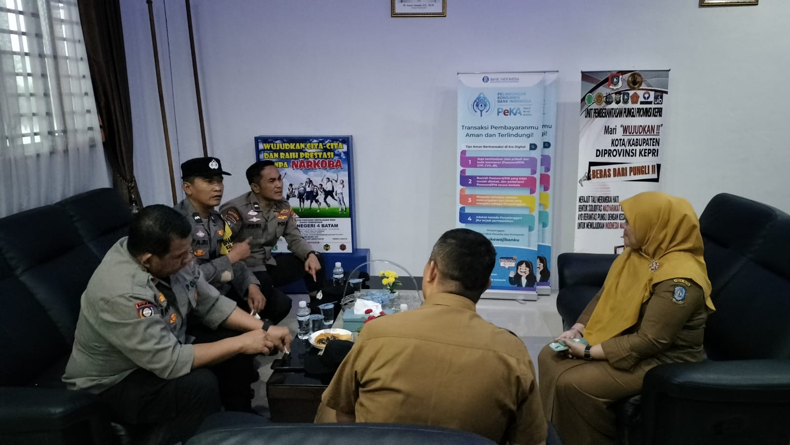 Polisi dari Polresta Barelang mengunjungi SMK Negeri 4 Batam di Patam Lestari, Kecamatan Sekupang, Senin (11/8).