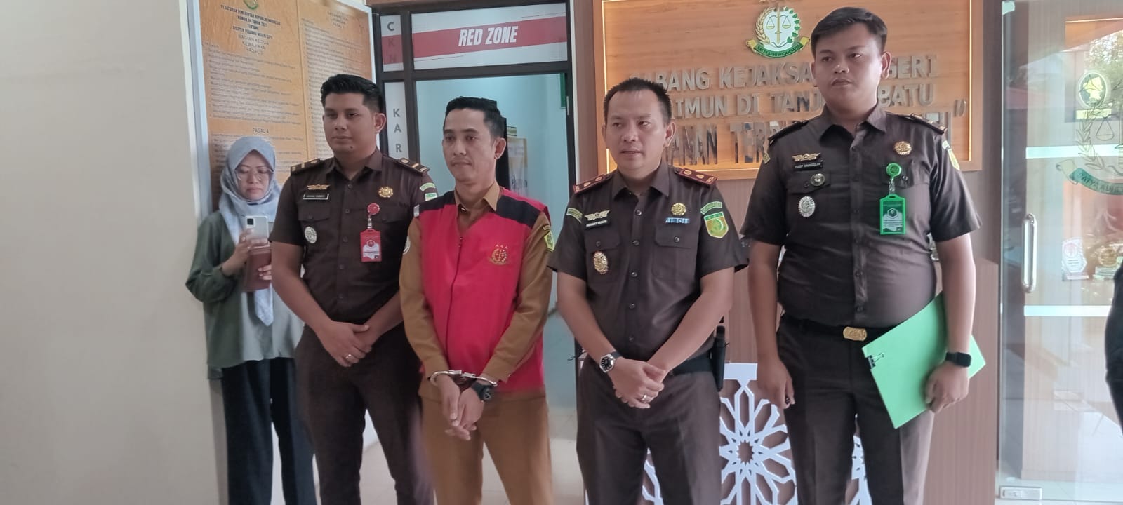 Kepala Jaksa di Cabang Kejaksaan Negeri Karimun di Tanjungbatu, Hengky Fransiscus Munthe  menahan Kades Prayun, Tarub Murdiono karena diduga korupsi dana desa lebih setengah miliar rupiah.