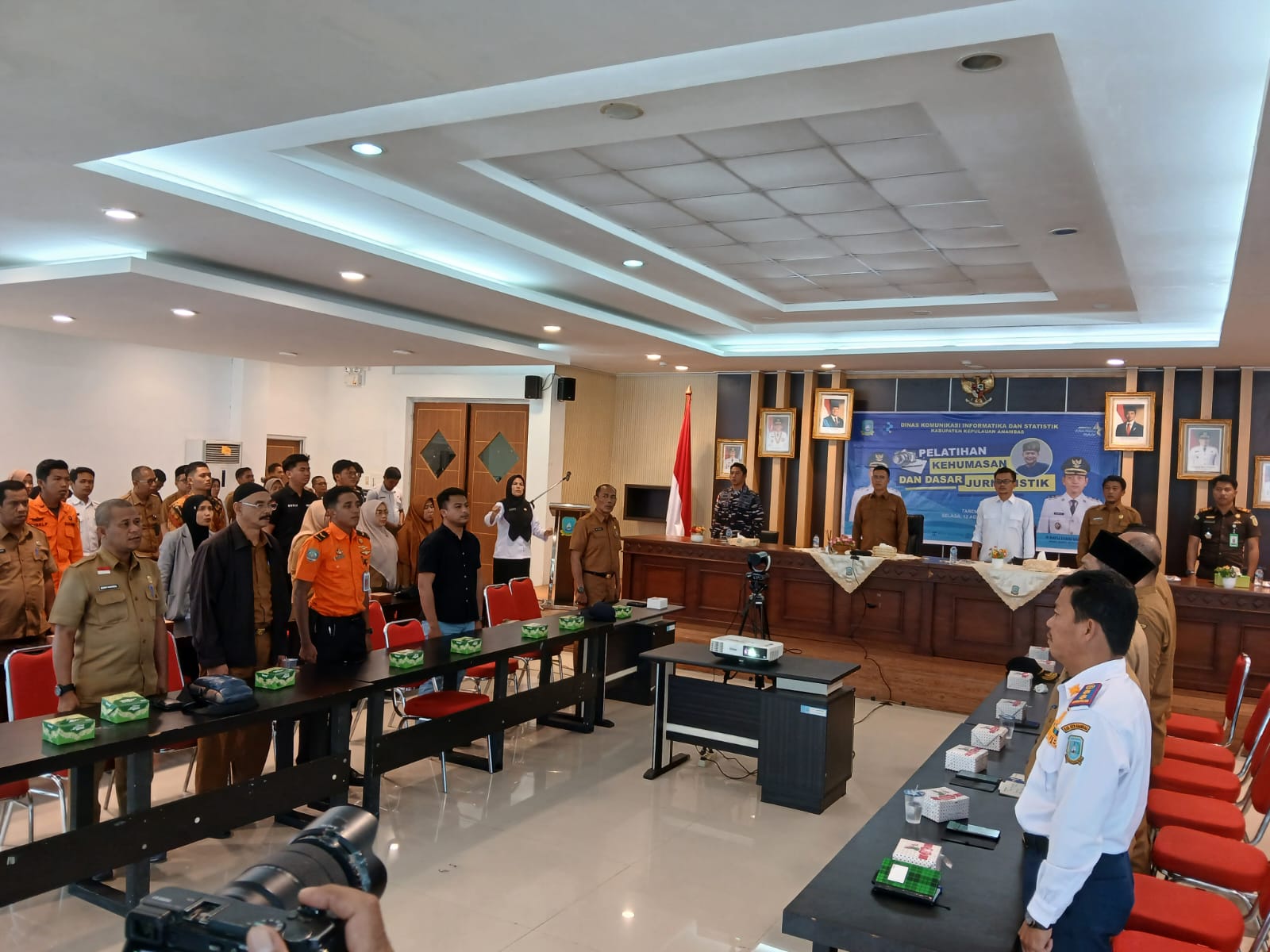 Bupati Anambas, Aneng didampingi narasumber, Nikolas Panama saat memberikan materi dalam Pelatihan Kehumasan dan Jurnalistik.